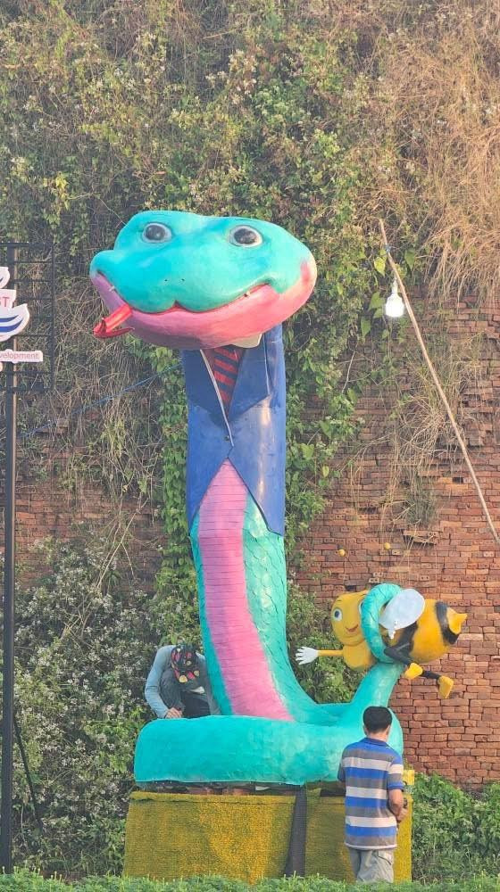 Linh vật rắn đặt tại Làng Văn hoá Du lịch Chợ Lách (huyện Chợ Lách, tỉnh Bến Tre)