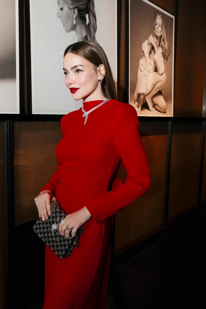 Toàn bộ phụ kiện mà Hồ Ngọc Hà đem đến sự kiện thời trang có trị giá đến 10 tỷ. 