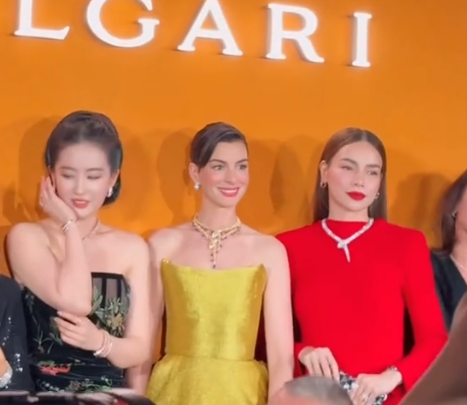 Lưu Diệc Phi mất tự tin hẳn khi phải chen chúc với những người đẹp khác trên thảm đỏ. 