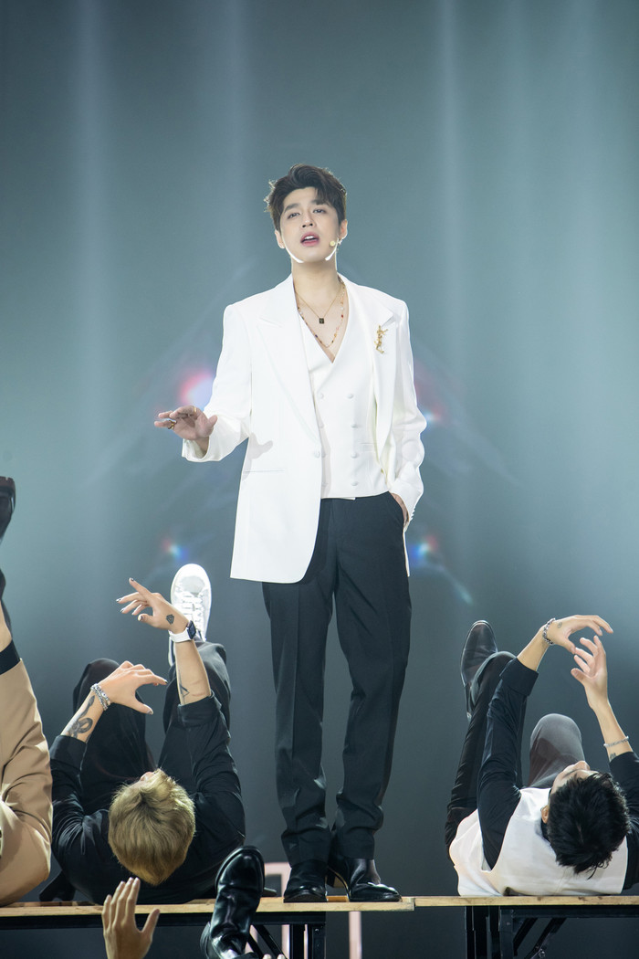 Noo Phước Thịnh trong ca khúc Khổ quá thì về mẹ nuôi. 