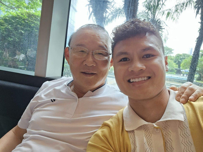 Lee Dong-jun nói nhiều cầu thủ Việt Nam đã đổi xe máy thành Mercedes nhờ HLV Park Hang Seo. Ảnh: Park Hang Seo