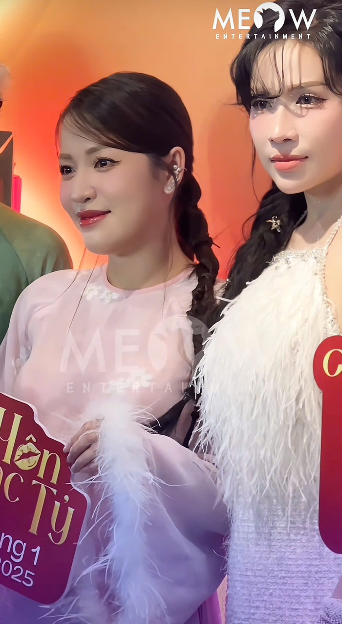 Khả Như chủ động kéo Puka chụp ảnh chung (Ảnh: Meow Emtertaiment)