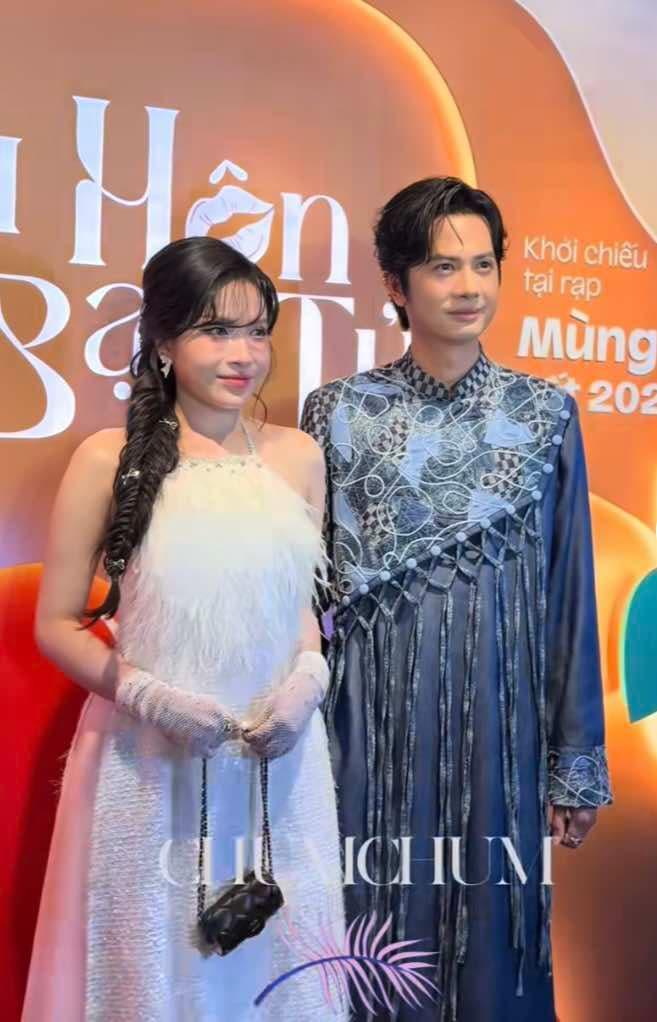 Khả Như diện váy yếm quyến rũ xuất hiện cạnh tình tin đồn, đẹp đôi thế nào mà dân tình đòi cưới gấp? Ảnh 1