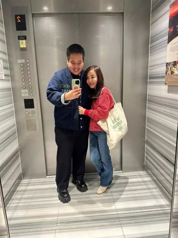 Nhật Nam khá thân thiết với mẹ 