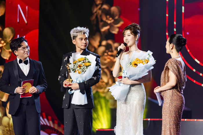 Showbiz 24h: Thúy Ngân lộ rõ niềm hạnh phúc khi đón nhận thêm một thành tích trong sự nghiệp diễn xuất. Ảnh: FBNV