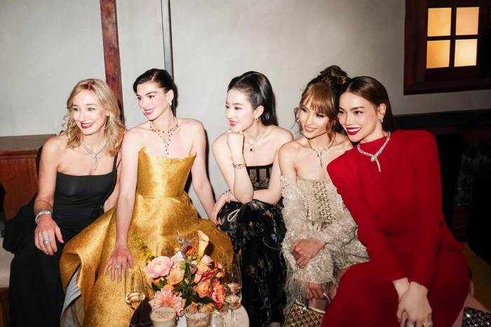 Showbiz 24h: Hồ Ngọc Hà diện váy đỏ đầy nổi bật giữa các nghệ sĩ quốc tế. Ảnh: FBNV