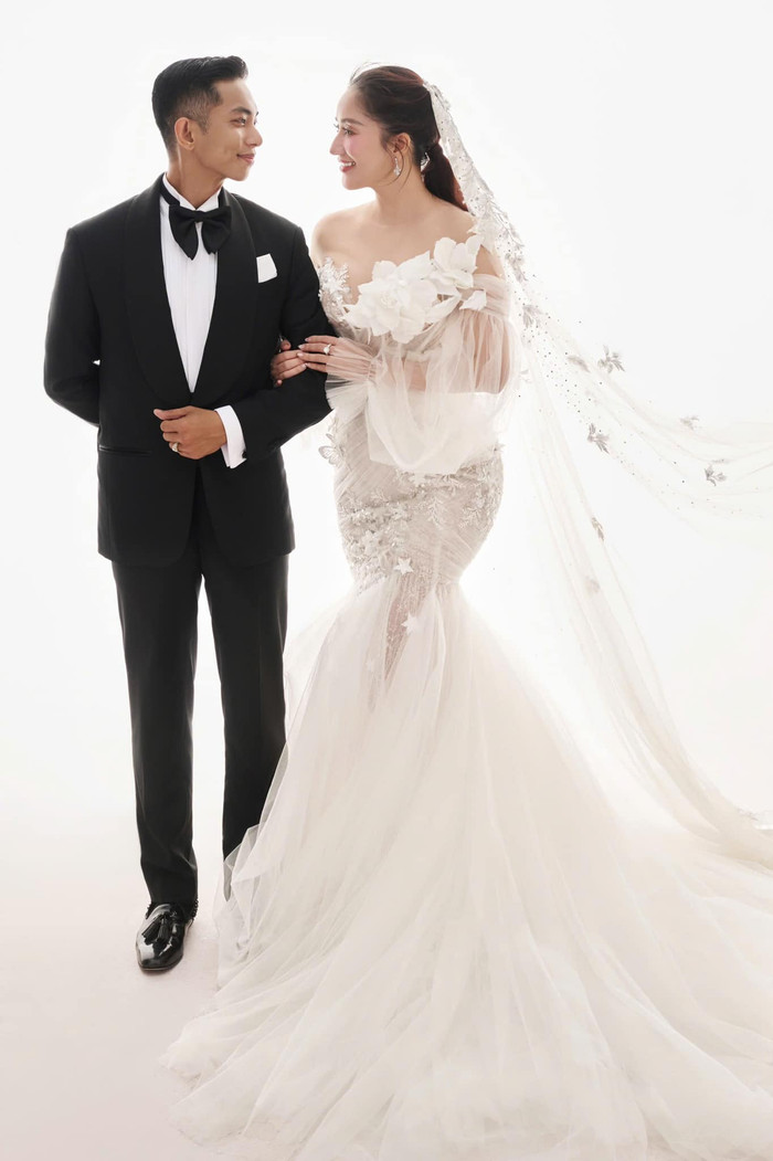 Khánh Thi - Phan Hiển trong bộ ảnh kỉ niệm 2 năm ngày cưới. Ảnh: FBNV