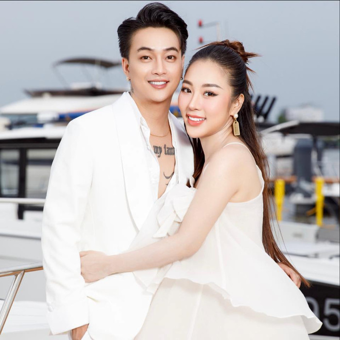 Nhung Babie - vợ DJ của TiTi (cựu thành viên HKT) sở hữu nhan sắc xinh đẹp cùng gu thời trang theo phong cách quyến rũ. Tần suất cô 'lăng xê' xu hướng váy áo hai dây mảnh khá dày đặc, khoe khéo vóc dáng căng tràn. (Ảnh: FBNV)