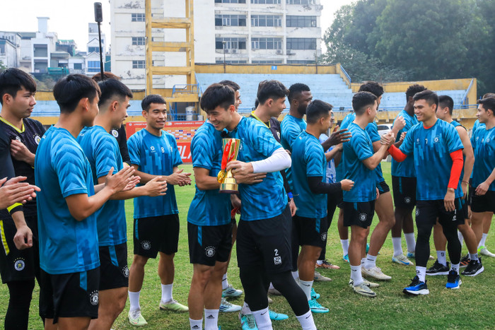 Duy Mạnh 'tay bắt mặt mừng' với các đồng đội sau một thời gian dài tập trung cho giải AFF Cup 2024. 
