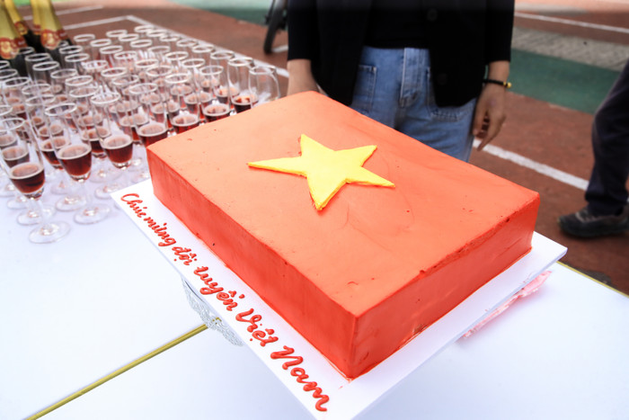 Chiếc bánh gato lớn được lấy cảm hứng tờ lá cờ đỏ sao vàng, còn kèm theo dòng chữ 'Chúc mừng đội tuyển Việt Nam' khiến Duy Mạnh và đồng đội vô cùng thích thú, vui mừng. 