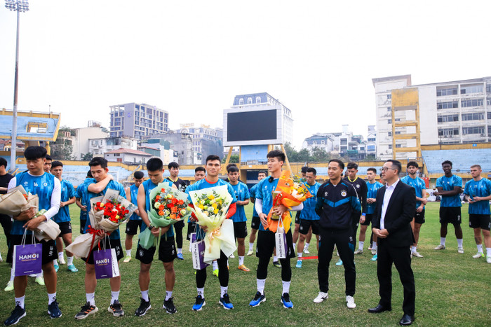 Duy Mạnh, Thành Chung, Xuân Mạnh, Hai Long và Tuấn Hải trở lại CLB Hà Nội trong ngày 9/1. CLB Hà Nội đã tổ chức lễ chúc mừng cho 5 cầu thủ này tại Sân vận động Hàng Đẫy. 