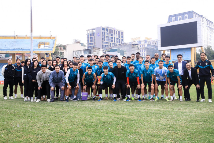 Duy Mạnh cùng đồng đội và những người có mặt tại buổi lễ chúc mừng đã chụp lại một bức ảnh tập thể nhằm ghi lại dấu ấn đẹp sau một thời gian vất vả tập luyện, thi đấu. 