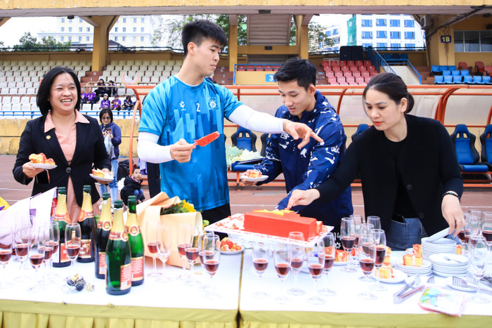 Duy Mạnh vui vẻ thưởng thức đồ ăn nhẹ ở quầy đồ ăn. Tất cả mọi người có mặt tại lễ chúc mừng đều hào hứng chào đón 5 cầu thủ trở về sau giải AFF Cup 2024. 