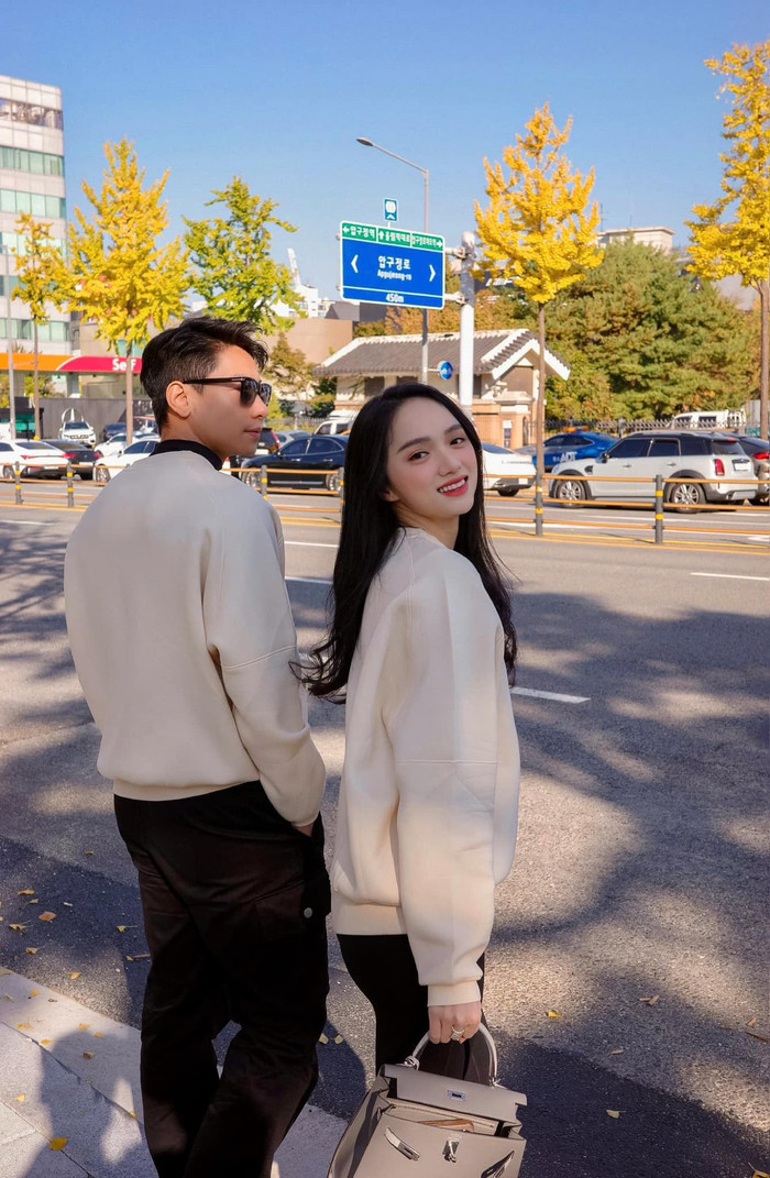 Hương Giang nở nụ cười đầy hạnh phúc khi ở bên cạnh Phú Cường. Ảnh: FBNV