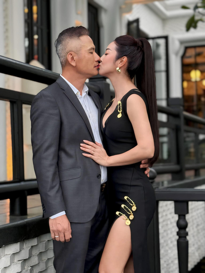 Jennifer Phạm và chồng doanh nhân lãng mạn như thuở mới yêu. Ảnh: FBNV