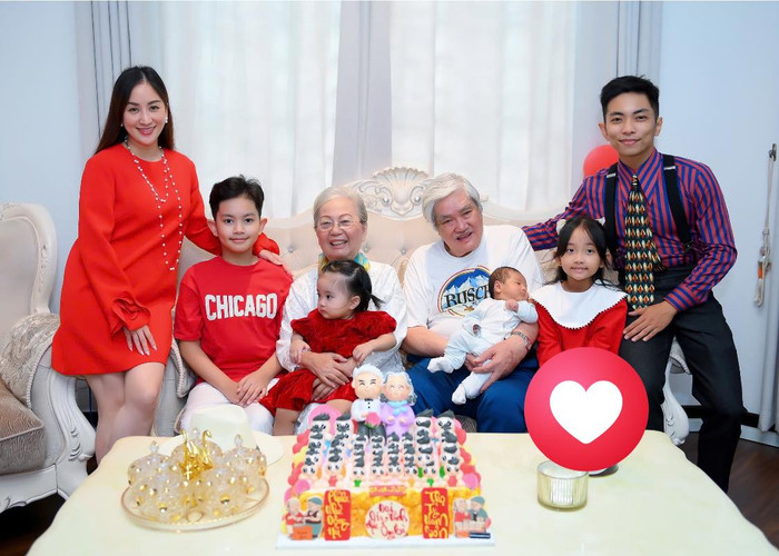Gia đình nhà Khánh Thi - Phan Hiển. Ảnh: FBNV