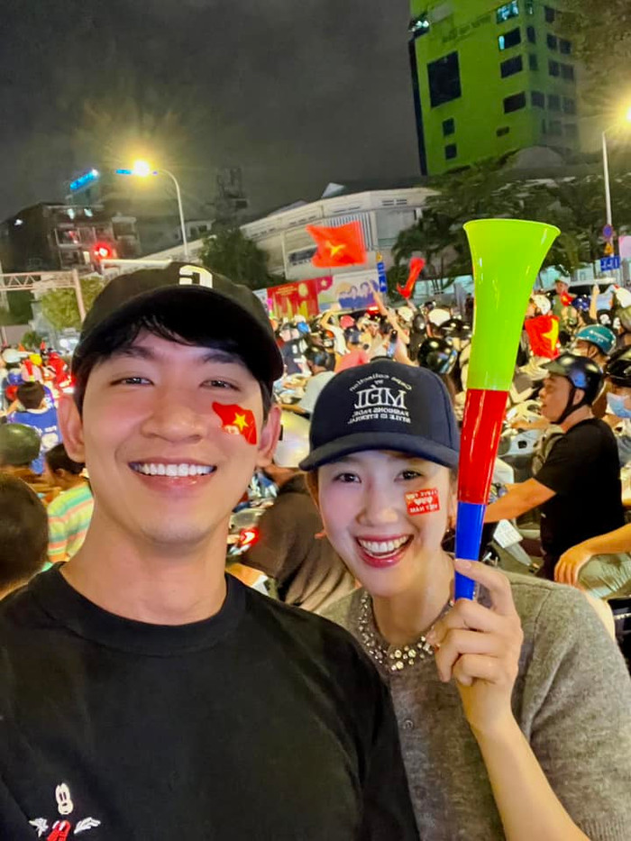 Gần đây, Thúy Ngân và Võ Cảnh cùng nhau 'đi bão' mừng Việt Nam vô địch ASEAN Cup. (Ảnh FBNV)