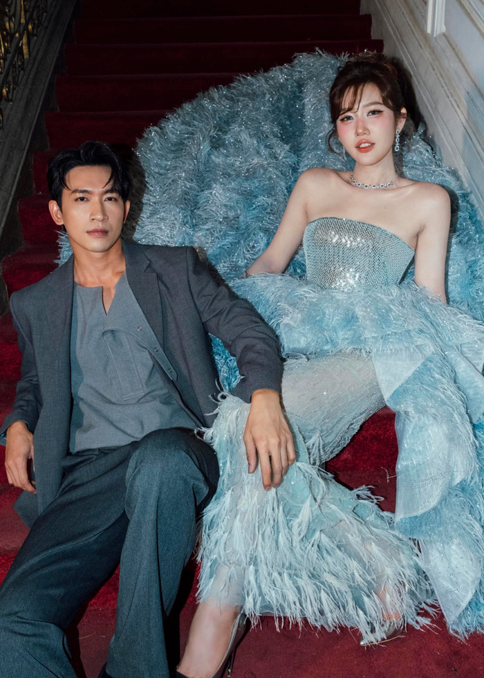 Thúy Ngân và Võ Cảnh chụp ảnh cùng nhau khi tham gia sự kiện tối 8/1. (Ảnh FBNV)