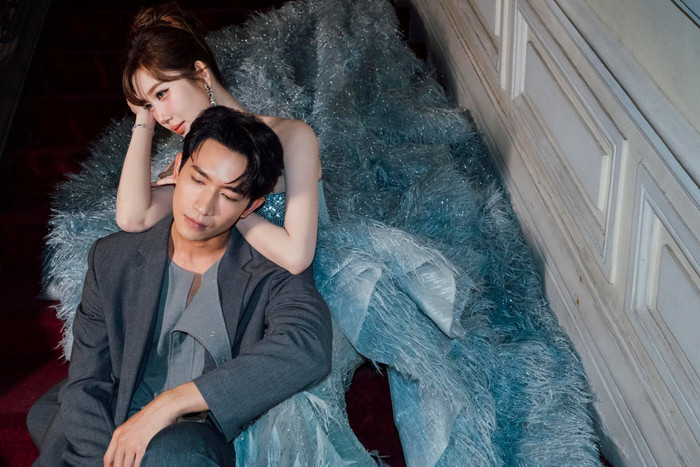 Võ Cảnh chúc mừng Thúy Ngân giành được giải thưởng tại lễ trao giải. (Ảnh FBNV)