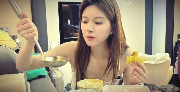 Triệu Lộ Tư cho biết cô sẽ không trở lại đóng phim trong thời gian tới (Ảnh: Weibo). 