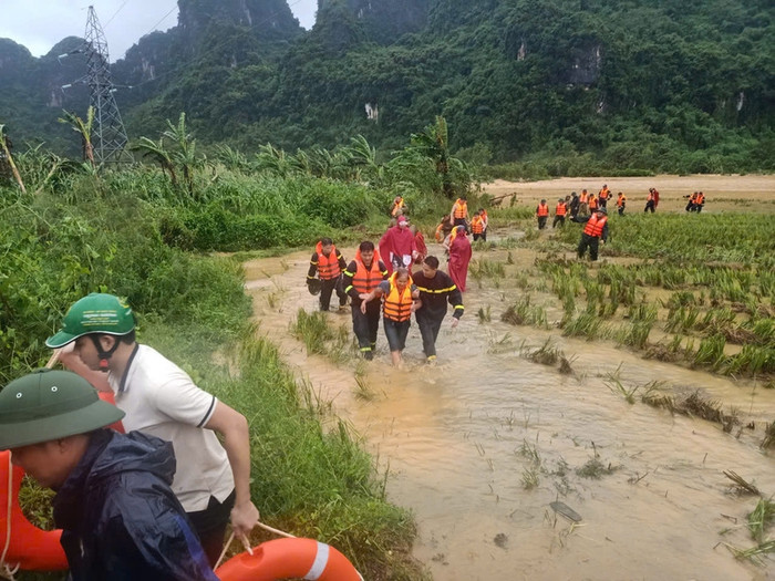 Lực lượng cứu nạn cứu hộ đã đưa cả 2 nạn nhân ra khỏi vùng nguy hiểm. (Nguồn: Sức khỏe & Đời sống)