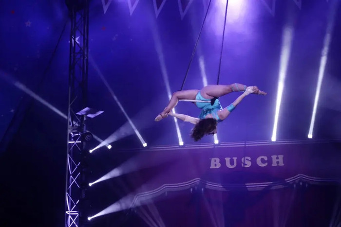 Nữ nghệ sĩ trong một màn trình diễn mạo hiểm trên sân khấu. (Ảnh IGNV)