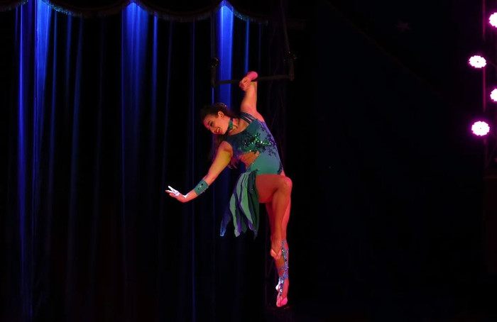 Nữ nghệ sĩ trẻ qua đời trong lúc biểu diễn trên sân khấu. (Ảnh IGNV)