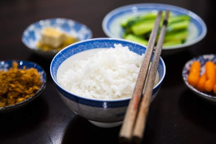 Cơm trắng để nguội có chỉ số đường huyết (GI) thấp hơn cơm nóng. 