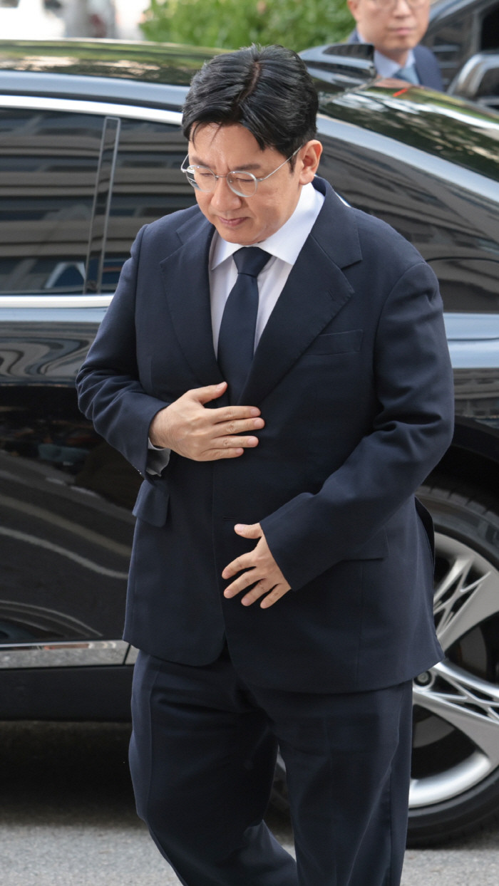 'Ông hoàng showbiz' bị cấm xuất cảnh, liên quan đến vụ chiếm đoạt hơn 3,6 nghìn tỷ đồng Ảnh 3