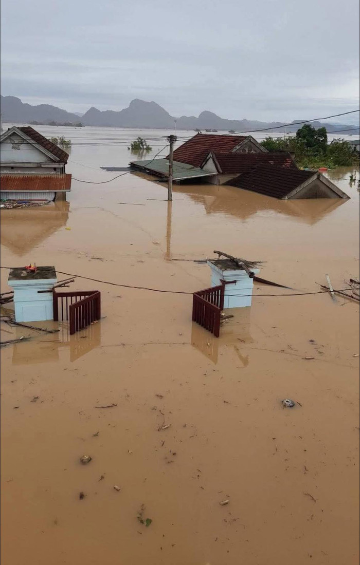 Ngập lụt nặng ở Nghệ An do ảnh hưởng của bão số 10. Ảnh: báo Nghệ An