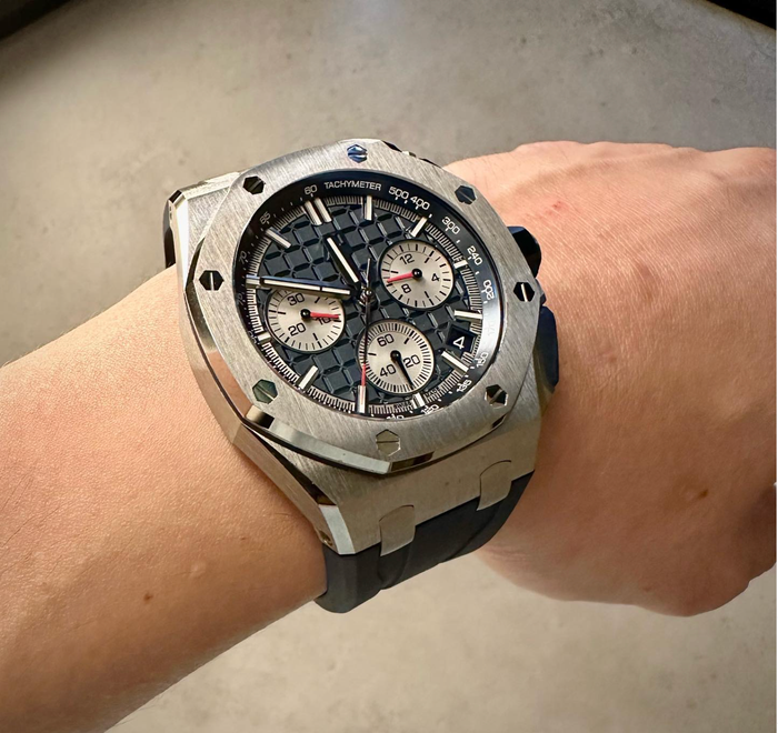 Trấn Thành khoe 'đồ chơi mới' Audemars Piguet Royal Oak Offshore Chronograph 43mm AP Black trị giá 1 tỷ đồng. (Ảnh: IGNV)