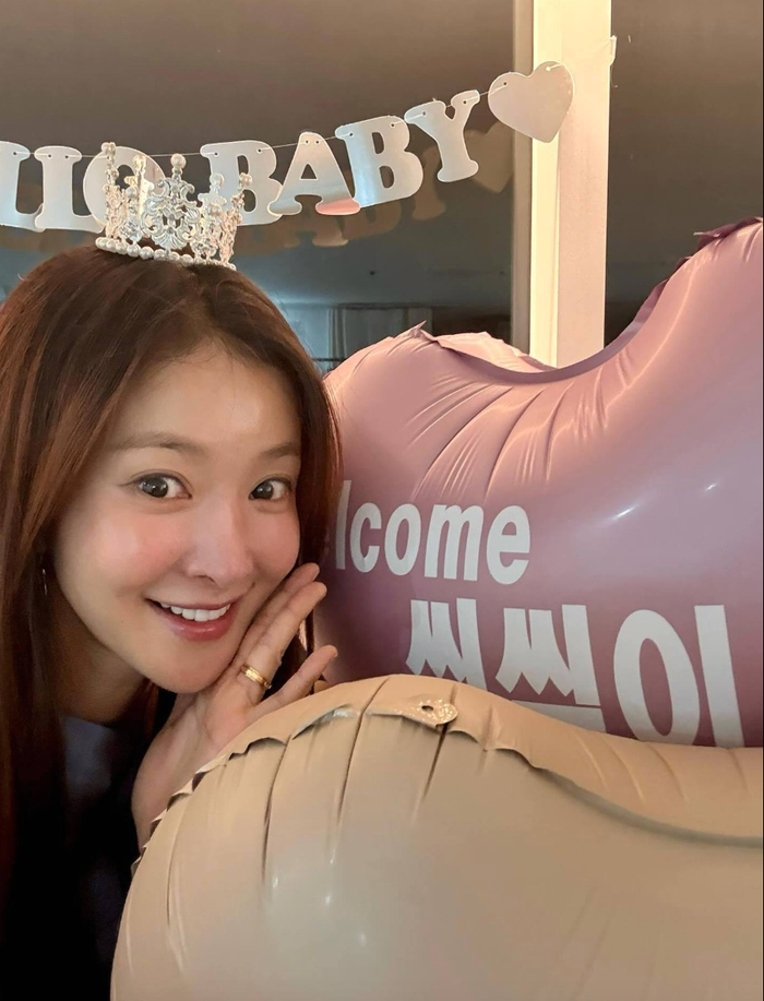 Bức ảnh cô đăng tải chia sẻ khoảnh khắc bạn bè chúc mừng cô (Ảnh: ISNV).