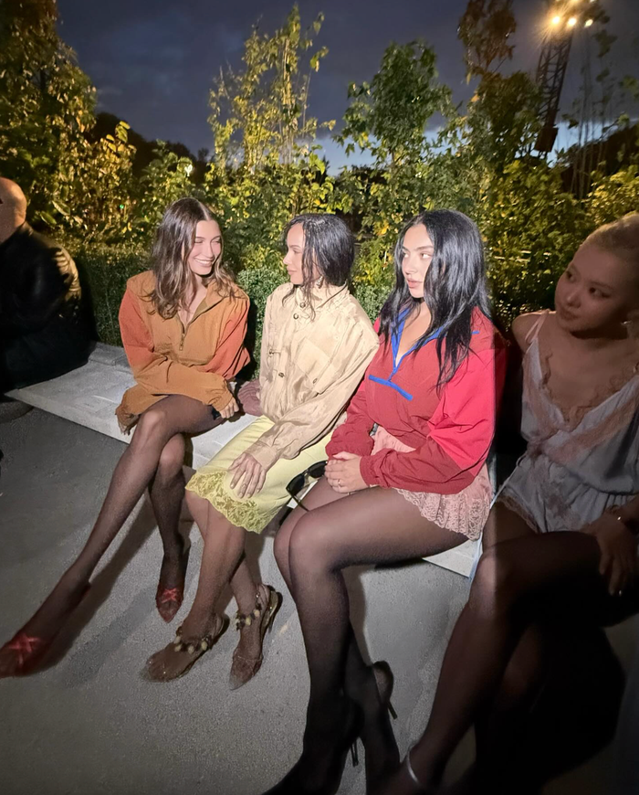 Charli XCX đăng ảnh Rosé ngồi ở vị trí ngoài cùng. Ảnh: IGNV