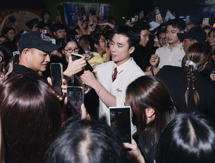 Nhiều khán giả vây quanh cặp đôi Ninh Dương Story. (Ảnh: FBNV)