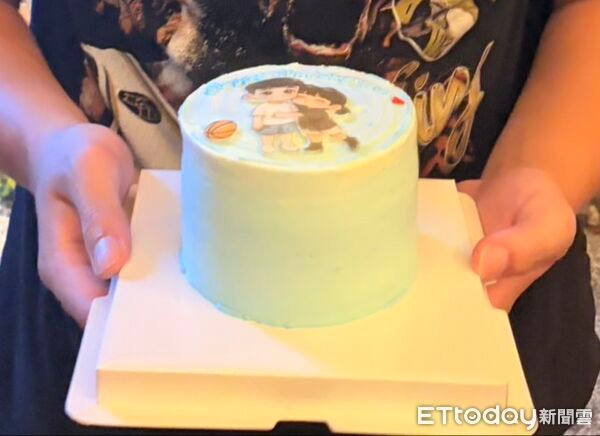 Đặt chiếc bánh sinh nhật giá hơn 1 triệu đồng lên bàn rồi đi chụp hình, cô gái 20 tuổi và nhóm bạn sững sờ sau khi quay lại Ảnh 2