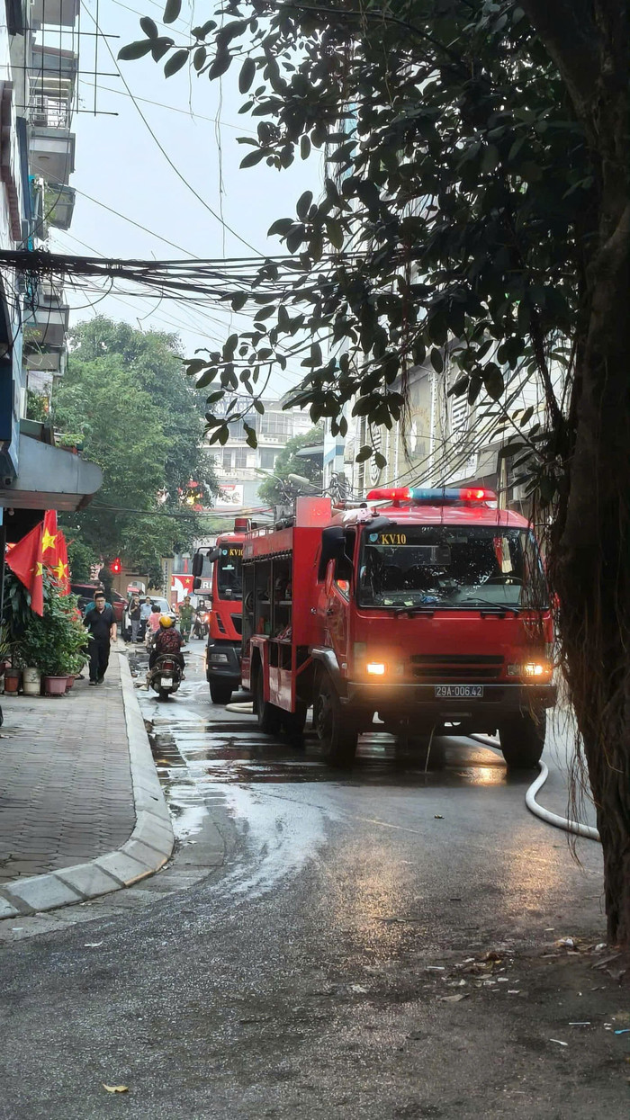 Hơn 30 cán bộ, chiến sĩ cùng 4 xe chữa cháy được huy động. Xe cứu hỏa phải đỗ ngoài mặt phố Kim Hoa, dẫn vòi nước dài hơn 300m, luồn qua nhiều khúc ngoặt hẹp mới có thể tiếp cận đám cháy. (Ảnh: Báo Nhân Dân)