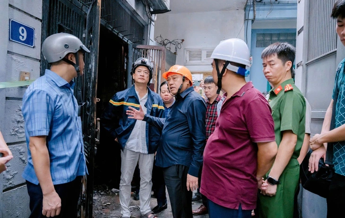 Chủ tịch UBND Hà Nội Trần Sỹ Thanh chỉ đạo tại hiện trường. (Ảnh: Báo Tuổi Trẻ)