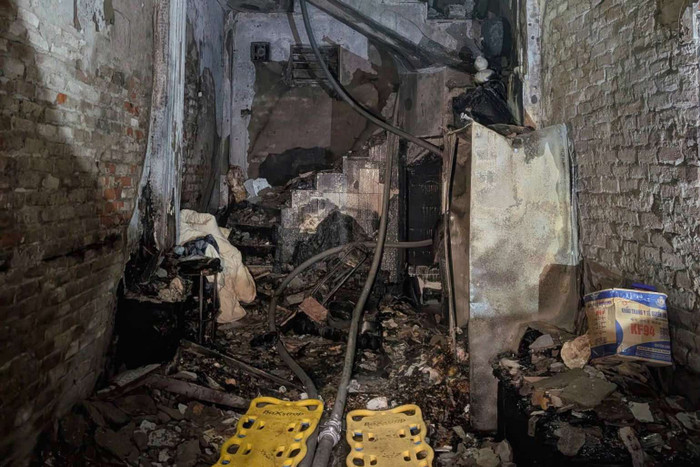 Toàn bộ nội thất tầng 1, nơi được xác định có một xe điện, hai xe máy và nhiều đồ gia dụng, đã bị thiêu rụi hoàn toàn. Khung xe máy, xương xe điện cùng các vật dụng cháy đen nằm ngổn ngang trong đống đổ nát. Cầu thang dẫn lên các tầng trên cũng bị cháy hết lan can. (Ảnh: VietNamNet)