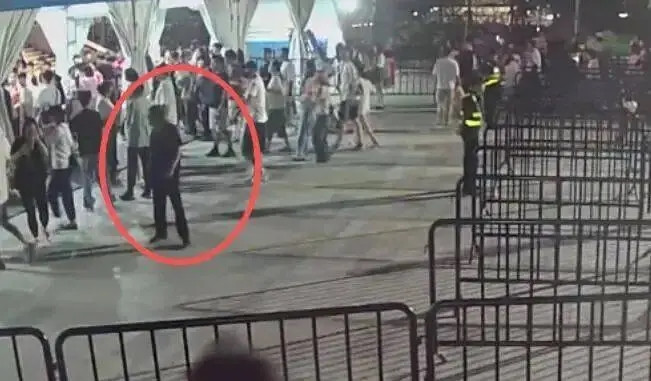 Bắt giữ kẻ đầu cơ vé trong concert của 'ông hoàng showbiz' Ảnh 2