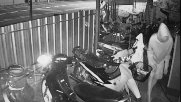 Trộm đột nhập tiệm sửa xe, chủ cửa hàng thở phào sau khi kiểm tra camera Ảnh 1