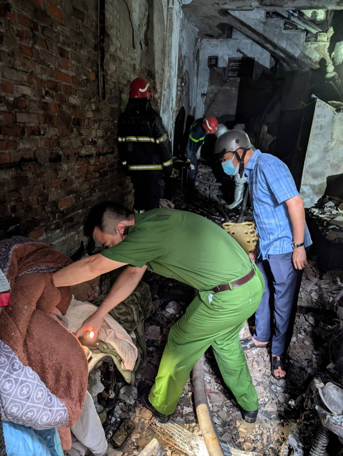 Lực lượng chức năng có mặt tại hiện trường vụ cháy. Ảnh: Công an TP Hà Nội