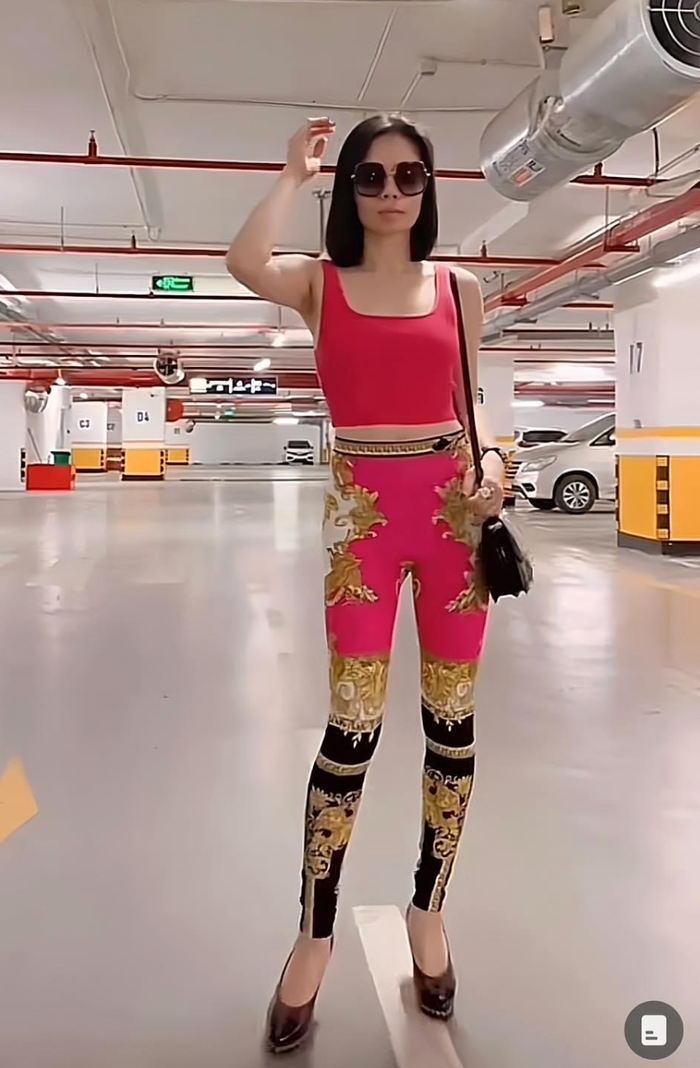 Lệ Quyên từng gây xôn xao với loạt jumpsuit có màu sắc sặc rỡ, giúp người mặc 'hack tuổi' trông thấy. Ảnh chụp màn hình