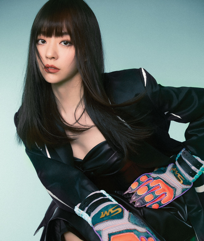 Khoảnh khắc ngã của nữ ca sĩ là sự cố đáng tiếc, nhắc nhở về những rủi ro nghệ sĩ có thể gặp phải khi biểu diễn.