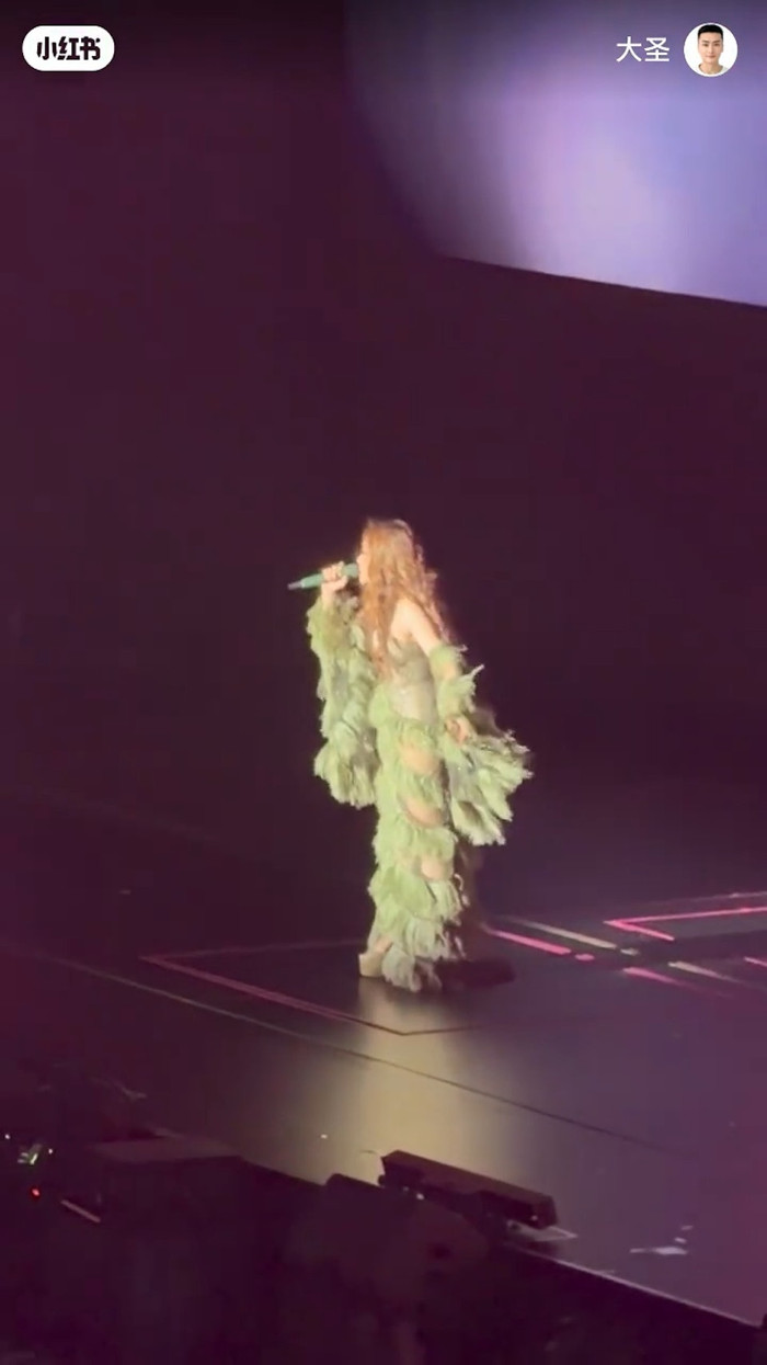 Nữ ca sĩ từng chấm thi cho Phương Mỹ Chi gặp tai nạn sân khấu Ảnh 5