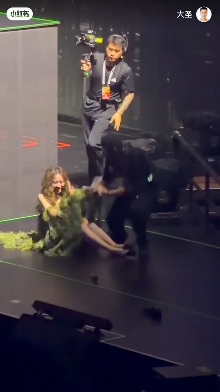 Nữ ca sĩ từng chấm thi cho Phương Mỹ Chi gặp tai nạn sân khấu Ảnh 4