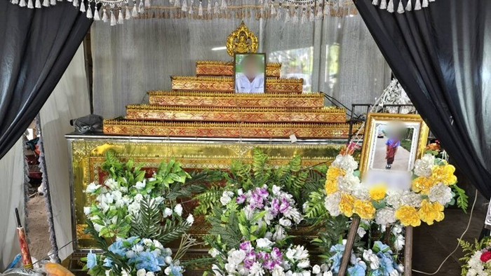 Cháu gái bị điện giật khi sử dụng máy sấy tóc, bà ngoại thất thần trong tang lễ khiến ai cũng xót xa Ảnh 3