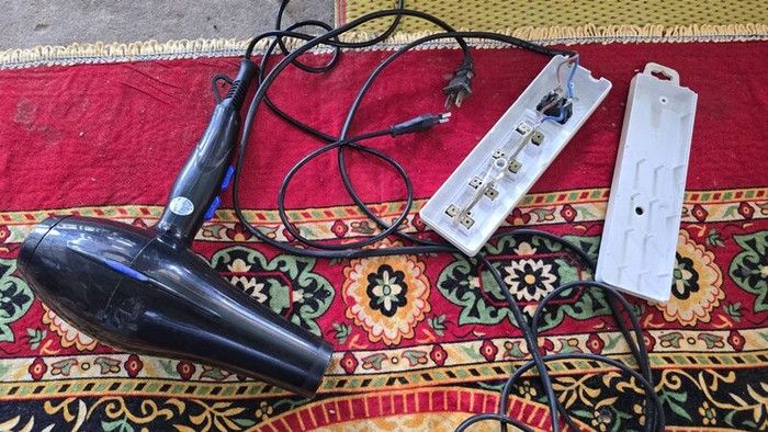 Cháu gái bị điện giật khi sử dụng máy sấy tóc, bà ngoại thất thần trong tang lễ khiến ai cũng xót xa Ảnh 1