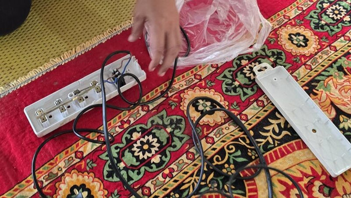 Cháu gái bị điện giật khi sử dụng máy sấy tóc, bà ngoại thất thần trong tang lễ khiến ai cũng xót xa Ảnh 2