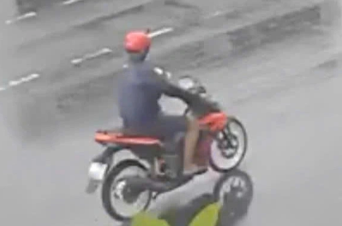 Đối tượng lái xe máy đi cướp giật tài sản. (Nguồn: Dân trí)