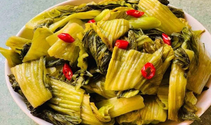 Khi ăn mốn ăn từ dưa muối cần cẩn trọng, ăn khi muối chín vàng, chua vừa. (Ảnh minh họa)